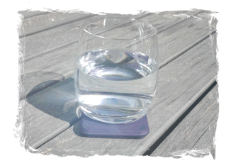 Un verre d'eau sur une plaque